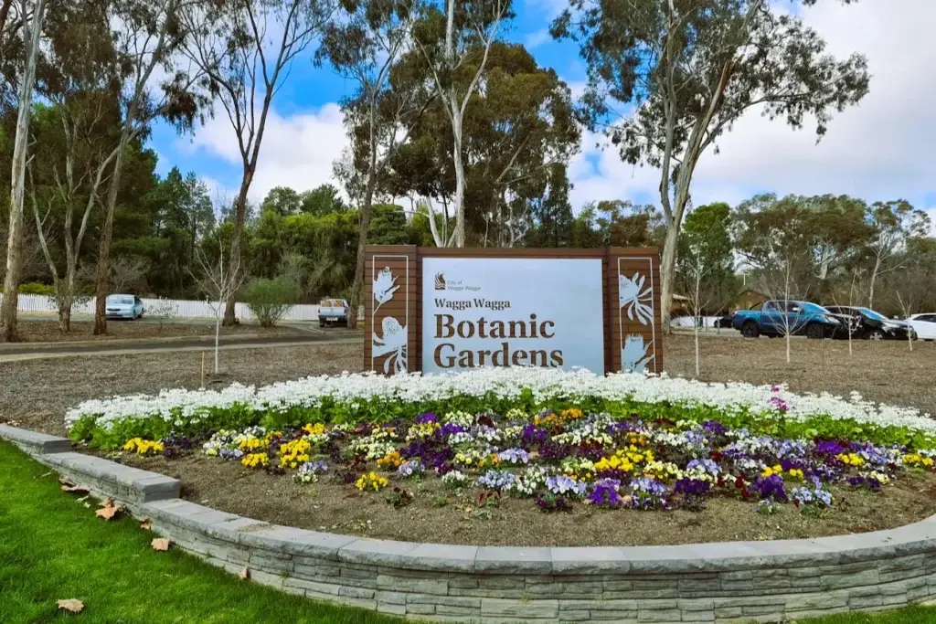 wagga wagga botanical gardent entrance and flower garden