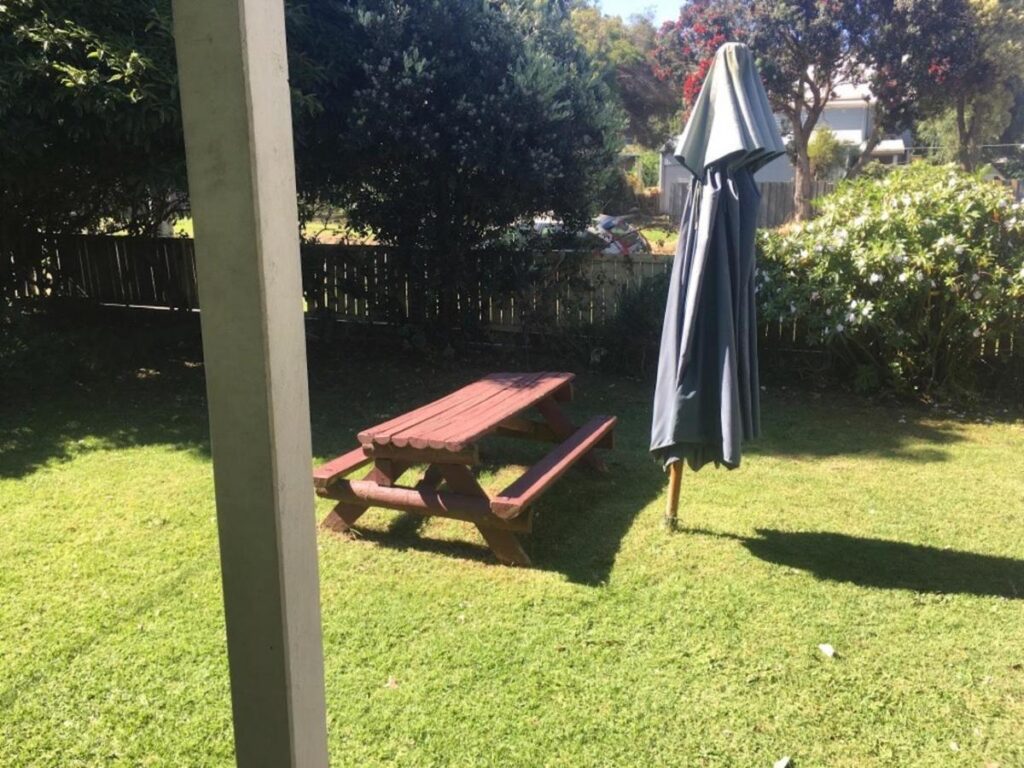 Out door area where gusts relax in the sunshine at Apollo Bay Backpackers