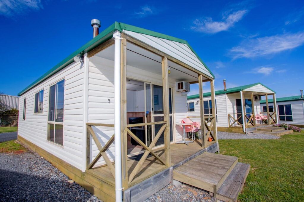 Cabins with a deck and a view to the ocean at