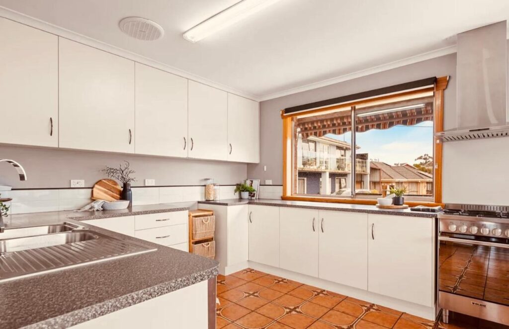 The kitchen with granite benchtops and facilities at Natural Relax House in Ulverstone