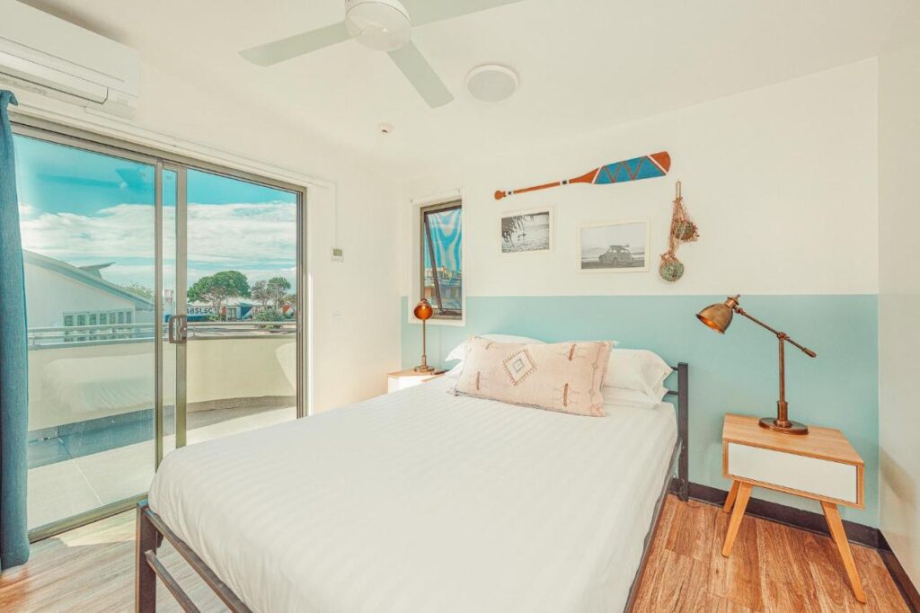 A cosy private room with beach views at The Surf House Byron Bay