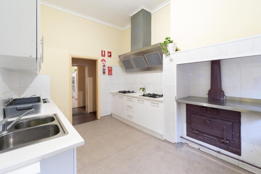 Guest Kitchen to kook your meals while you stay a night or two at myOZexp Aberdeen Lodge