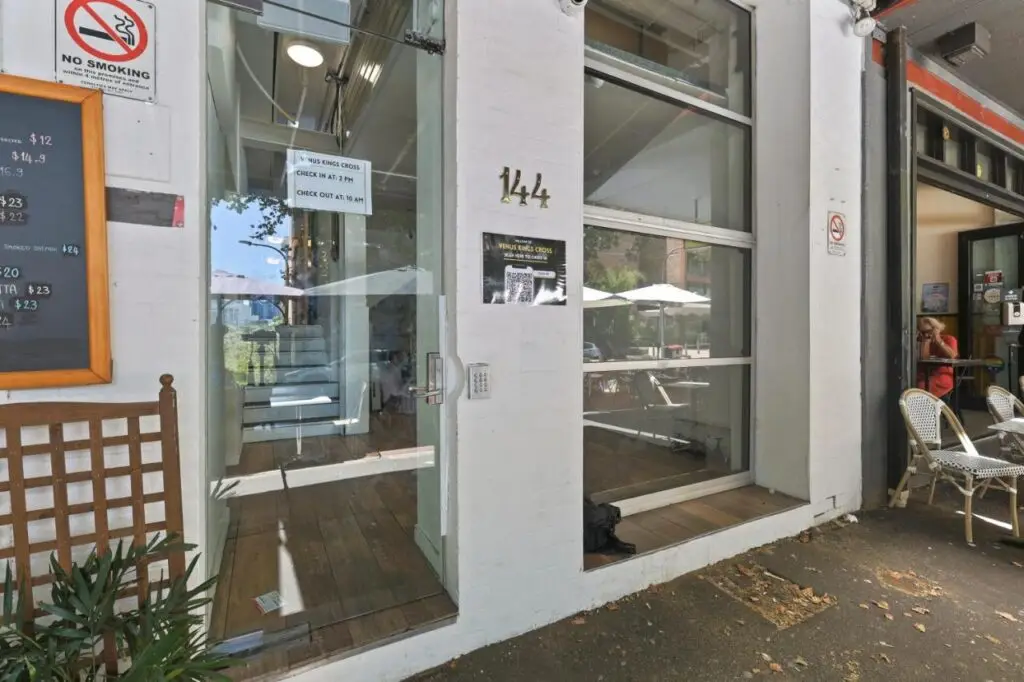 A street view of the front door entrance to the Urban Nomad Potts Point 